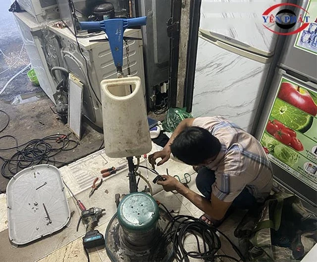 sửa máy chà sàn có mùi khét