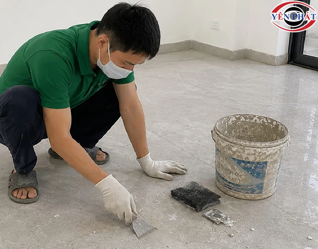 mặt sàn có nhiều vết bẩn khó xử lý